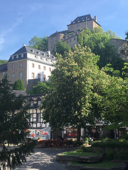 zentraler Platz mit Blick auf die Burg