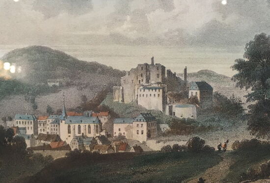 Ruine des Blankenheimer Schlosses 1831
Die kolorierte Lithographie von Jean Nicolas Ponsart zeigt den Ort und das ehemals gräfliche Schloss Blankenheim in großer Detailtreue. Oberhalb des Pfarrhauses ist die Bastion zu erkennen, links daneben das Gebäude des älteren Rentmeisterhauses, rechts die neue Kanzlei von 1787.