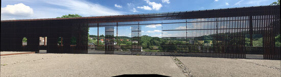 2014 wurde die »Römervilla Blankenheim« in einer modernen Architektur- und Landschaftsgestaltung wieder für die Öffentlichkeit zugänglich gemacht. Sie ist eine der größten römischen Gutshöfe in Nordrhein-Westfalen.
Text. Infotafel Eifelmuseum