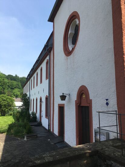 An der Nordseite der Kirche schließt sich der Klosterhof an, der im Norden und Westen von den rechtwinklig aneinandergebauten ehemaligen Klostergebäuden eingefasst wird