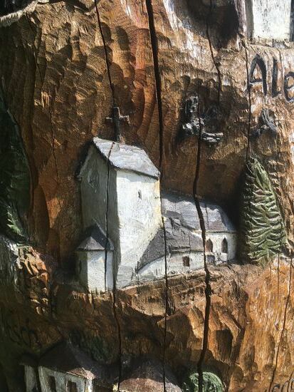 hier insbesondere die vom Gipfelkreuz zu sehende Kirche von Alendorf