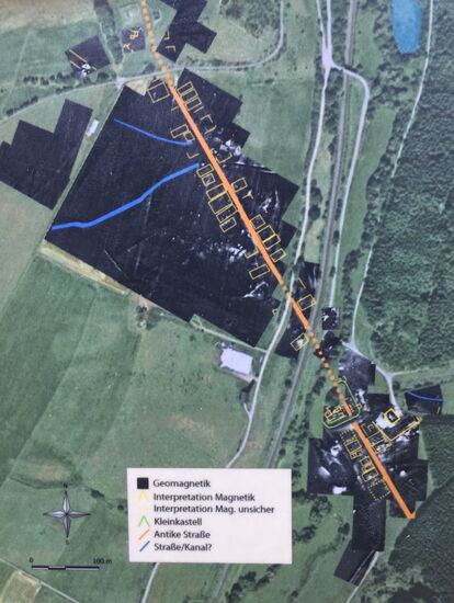 Die geophysikalische Prospektion hatte angezeigt, dass hier entlang der Via Agrippa Wohnbauten standen (Streifenhäuser)