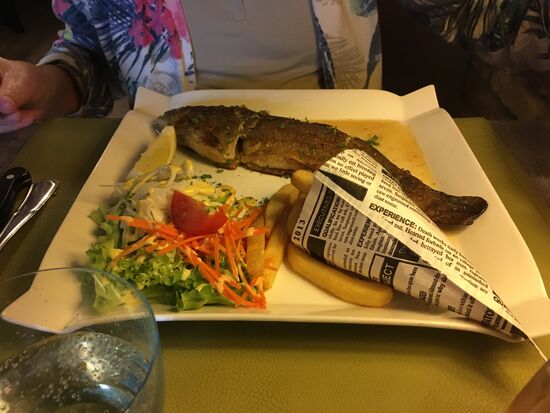 die obligatorischen belgischen Pommes frites werden in der 'Zeitung' serviert!