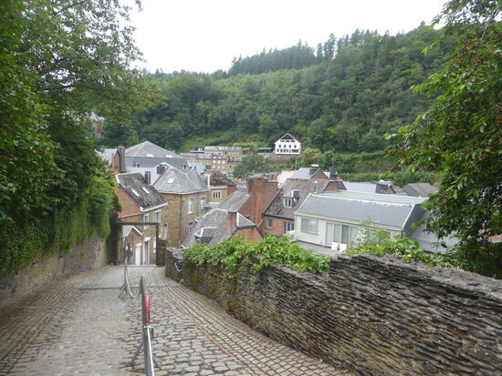 der Aufstieg aus der Stadt ist steil  - twas flacher geht es von der rue Saint Quollin