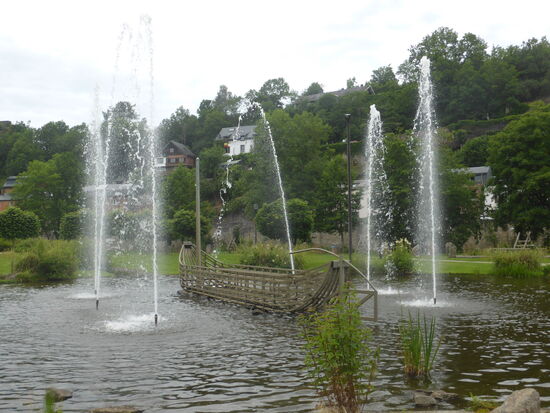 im Springbrunnensee ein Holzbootnachbau