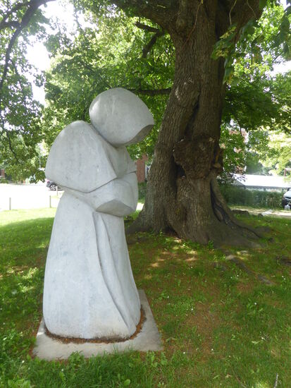 Skulptur des 'maitre Waha' - Mönch Blanc Curé