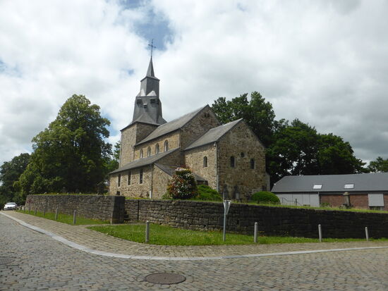 die Kirche ist von ihrem alten Friedhof umgeben und wird von alten Linde geschützt