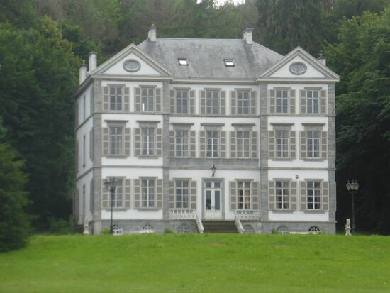 von diesem Schloss mit klassischen Linien genießt man einen sehr weiten Blick auf die Famenne . Es wird von zwei Nebengebäuden begrenzt und verfügt über eine sehr seltene gusseiserne Treppe.