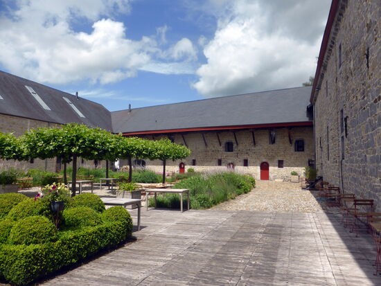 Innenhof der umgestalteten Ferme als Tagungsort