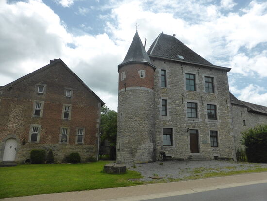 Ferme du Chateau - traditioneller Stil (17.Jh.) - Kalkstein - Wohnturm mit angebautem Rundturm mit Schießscharten