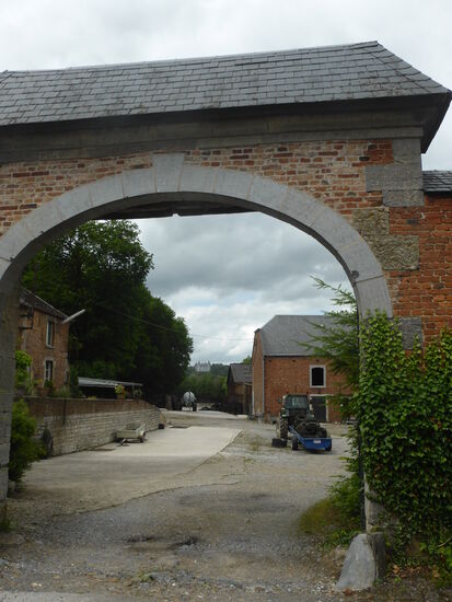 durch den Bauernhof hindurch kann man das Chateau Royal nochmals sehen