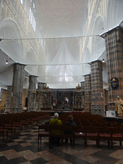 aus welchem Grund auch immer: die Kirche ist vollständig abgehängt mit Netzen