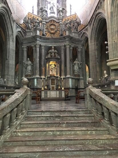 der Hochaltar steht durch die darunter befindliche Krypta erhöht