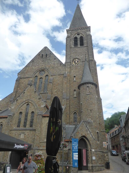wie manche der maasländischen Kirchen hat auch diese einen 'Wehrturm' - obwohl sie nicht der maasländischen Romanik zuzurechnen ist.