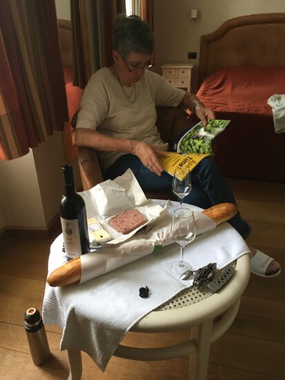 Wildschweinpastete, Baguette und eine Flasche Rotwein - Alternative zum  Restaurantbesuch im 'überlaufenen' La Roche