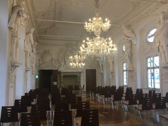 Den Saal schmücken an den Längsseiten je sechs überlebensgroße Stuckfiguren, die berühmte Vorfahren der Preysing repräsentieren: vom legendären Turnierkämpfer Andreas (942) bis Johann Maximilian I. (# 1668) Die ursprüngliche Einrichtung bestand aus 14, unter den Wandstatuen aufgestellten Sesseln, die auch Theodor von Cramer-Klett übernahm.