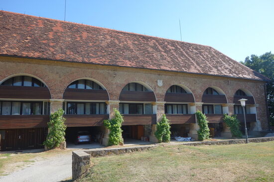 im langgestreckten Bau des Gartens sind heute Appartments untergebracht