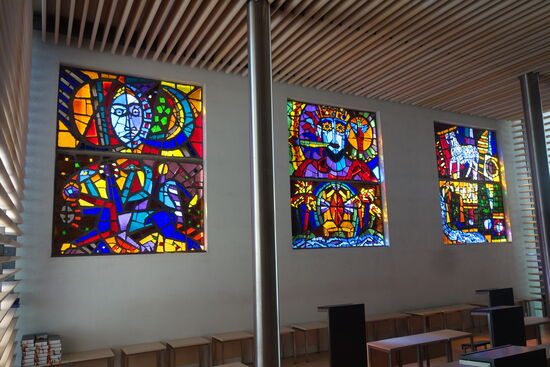 die Seggauer Apokalypse wurde von Alfred Wickenburg in der 1960 neuen technik des Betonglasfensters geschaffen