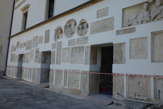 die Geschichte der Umgebung des Schlosses reicht bis in die Zeit der Kelten und Römer zurück, wovon ein Lapidarium Zeugnis ablegt.