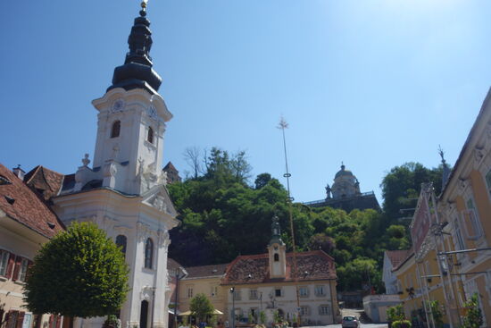 Schloss und Mausoleum oberhalb des Ortes