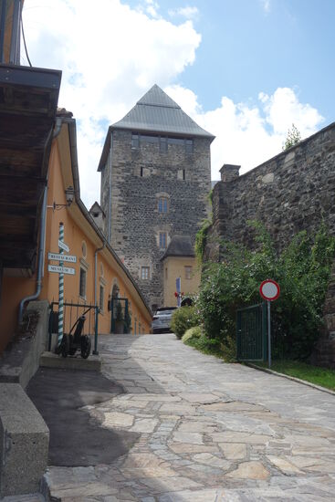 links im Bild das Restauirant, hinten der Wohnturm mit Burgmuseum