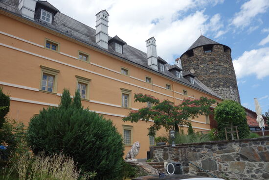der Kuenburgtrakt vor dem Rundturm beherbergt das Hotel