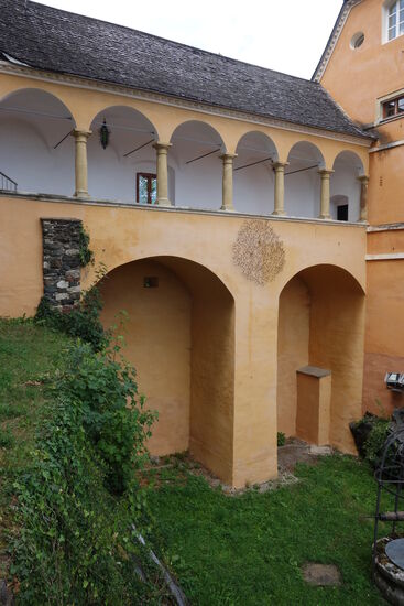 der Arkadengang verbindet Palas mit dem Kuenburgtrakt überdem inneren Graben