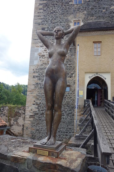 Im Burghof, noch vor dem Eingang zum Wohnturm steht die Venus „Karyatide" - eine knapp 2 m hohe Bronzeskulptur von der Wiener Künstlerin Hortensia Fussy im Jahr 1979.