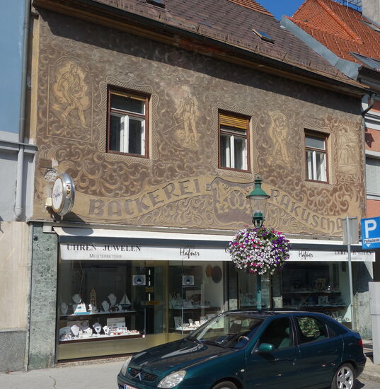 Sgraffitifassade der ehemaligen Bäckerei erhalten - Ladenlokal ganz andersartig