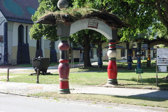 die Lore neben dem Torbogen deutet auf den für die Region wichtigen Bergbau hin