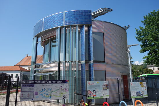 Geminihaus - der Korpus des futuristischen Hauses besteht aus einem stehenden Zylinder von 10,38 m Durchmesser und 7,15 m Höhe. Dieser Zylinder ist auf seinem Betonfundament drehbar gelagert und wird azimutal dem Tageslauf der Sonne nachgeführt;