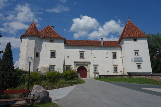 Von 2001 bis 2018 beherbergte das schloß einen Hotelbetrieb als Familienbetrieb mit 20 Betten. Bis 2020 wurde noch renoviert und revitalisiert, schlußendlcih jedoch  privat verkauft. Der Hotelbetrieb war bereits 2018 eingestellt.