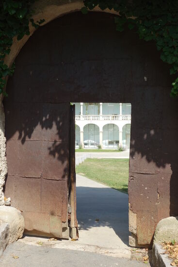 das Tor zum Park zeugt vom Alter!