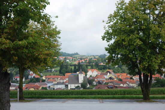 und fahren dann zur Festenburg, die eng mit dem Stift verbunden ist/wat.