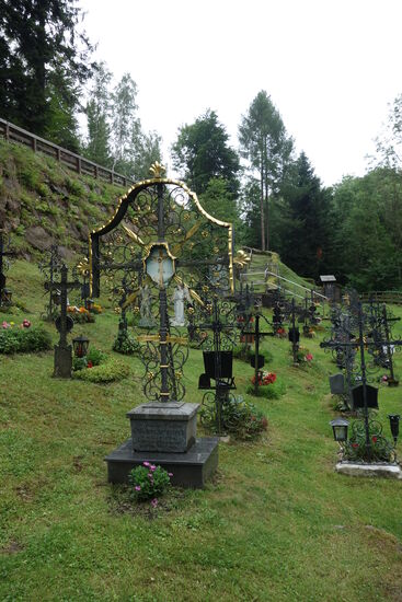 Grab Ottokar Kernstocks am Bergfriedhof Festenburg - 1848 - 1928
Von 1875 an veröffentlichte Kernstock historische und belletristische Werke. Seine Gedichte erschienen ab 1878 in der Münchner Zeitschrift Fliegende Blätter. Nachdem er 1889 sein Amt als Pfarrer in Festenburg angetreten hatte, begann er Lyrik in der Tradition der Spätromantik zu verfassen.
