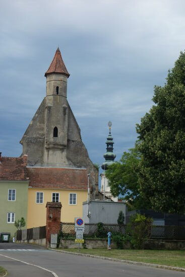 Kirchturm vom Parkplatz gesehen.