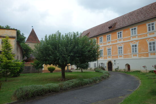 Dechanthof - an der Westseite des Turmes - Teil der Stadtbefestigung - sind noch Schießscharten zu sehen