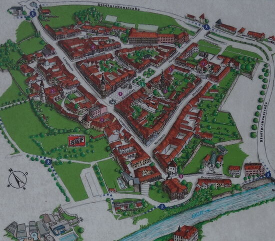 man erkennt, dass die Stadt einmal befestigt war, einige Bastione und Courtinen sind im Nordosten der Stadt erhalten und restauriert.