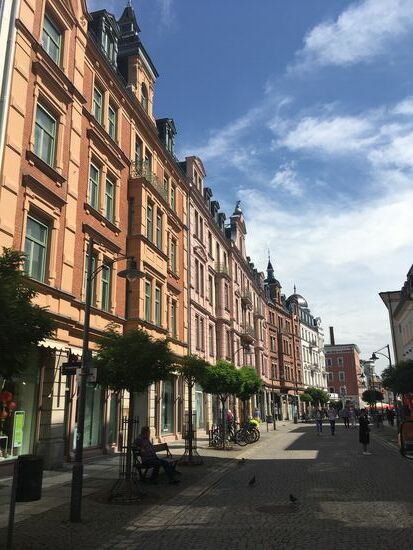 in der geschäftigen Innenstadt finden wir in der Nähe des Salin-Parks einen Parkplatz in der Münchner Strasse und laufen Richtung Zentrum