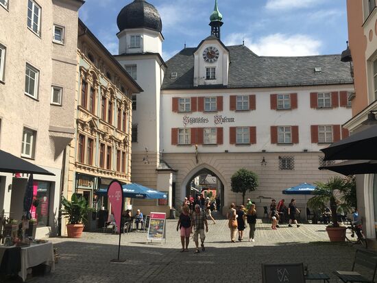 Mitteltor mit städtischem Museum