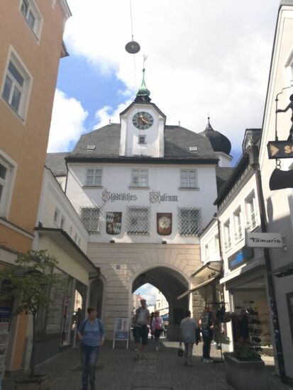 durch das Mitteltor erreicht man den Ludwigs-Platz