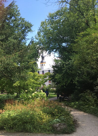 im Riedergarten führt der Weg zur Kirche St. Nikolaus zurück