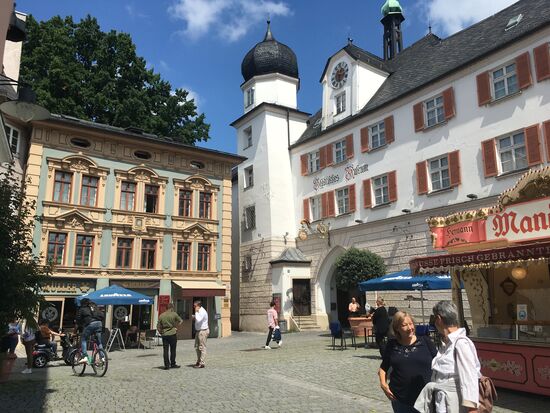der Rückweg führt uns wieder am Mitteltor vorbei über den Max-Josef-Platz in den Salingarten (Kongreßzentrum)