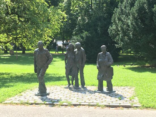 der Salingarten präsentiert zahlreiche Skulpturen .