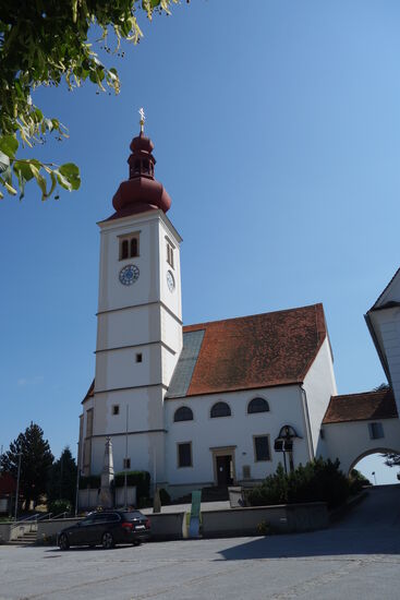 Pfarrkirche Mariä Himmelfahrt - mit dem (angebauten) Wehrkirchhof setzten sich 1605 die Stradener erfolgreich gegen die Heiducken zur Wehr.