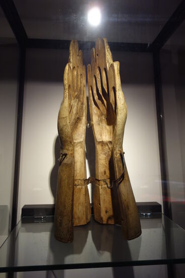 Diebeshandschuh
Der hölzerne Diebeshandschuh erfüllte denselben Zweck, allerdings zeigte er den Leuten an, dass die Person am Pranger, die diesen Handschuh trug, etwas mit der Hand angestellt (also gestohlen) hatte.