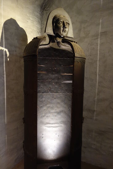 Eiserne Jungfrau
Lebensgroße Figur mit innen angebrachten spitzen Nägeln, welche angeblich als Folterinstrument gebraucht wurde. Über eine tatsächliche Verwendung ist allerdings nichts bekannt.  Aber auch ohne Einsatz von Eisernen Jungfrauen gab es im Strafvollzug jener Zeit genug Grausames und Unmenschliches, etwa beim Rädern.