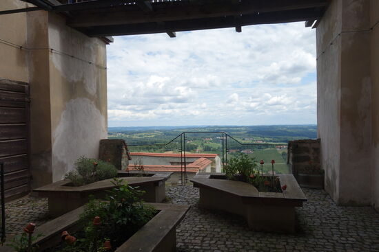 Kräutergarten 
Im Mittelalter und in der Frühen Neuzeit wurden die Kenntnisse über die Heil- und Giftwirkung von Pflanzen stark von abergläubischen Vorstellungen überlagert und auch mit Hexen und Zauberern in Verbindung gebracht.
Im Hexengarten finden sich einerseits hochgiftige Pflanzen, die für Salben, Räucherwerk und Zauber oder Gifttränke verwendet wurden. Andererseits enthält der Garten heute noch als Heilpflanzen verwendete Kräuter, denen früher auch magische Kräfte zugeschrieben wurden.
Die zauberischen Anwendungen reichten von Liebeszauber (fiir beide Geschlechter) bis hin zu Flugsalben, mit denen die Hexen, wie man glaubte, auf Besenstielen oder anderen Gegenständen durch die Lüfte fliegen konnten.