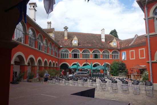 die Bestuhlung wird ein abendliches Konzert aufgebaut