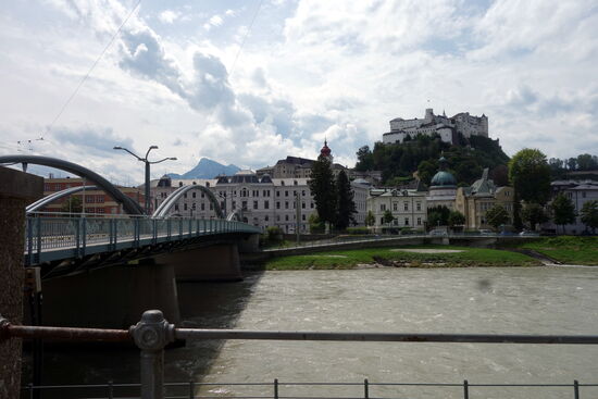 an der Karolinenbrücke steigen wir aus und nehmen sofort Hohensalzburg ins Visier
